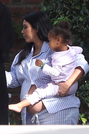 Kim Kardashian y su baby shower: Las Kardashians del pijama de rayas