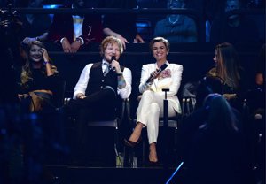 Ed Sheeran con ruby Rose de Blanco en los mtv ema 2015