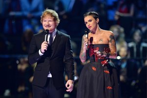 Ed Sheeran y Ruby Rose presentando en los MTV EMA