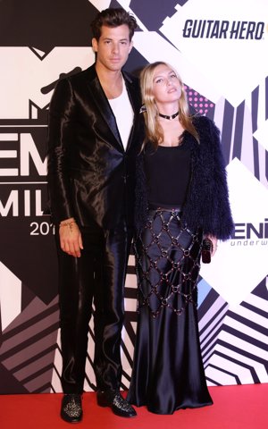 Mark Ronson and Josephine De La Baume en los MTV EMA 2015