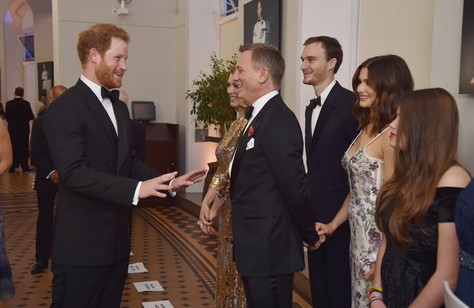 El príncipe Harry habla con los protagonistas de Spectre