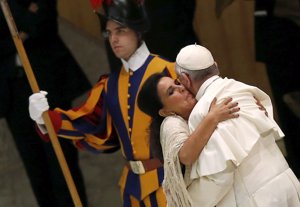 El Papa Francisco besa a María José Santiago