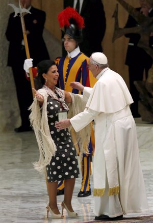 El Papa Francisco de lo más afectuoso con una efusiva María José Santiago