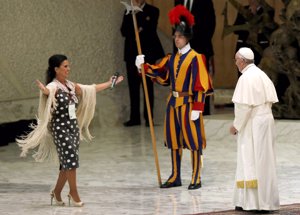 María José Santiago abre los brazos al ver al Papa Francisco con mucho arte