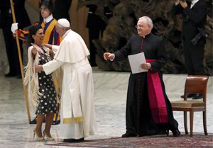 El Papa Francisco y María José Santiago se ríen al abrazarse