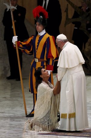 María José Santiago se arrodilla ante el Papa Francisco al recibir a los gitanos