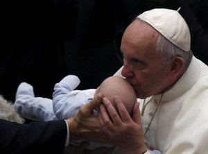 Papa Francisco besa a un niño gitano