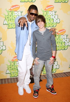 Justin Bieber con su ídolo y amigo Usher en 2009