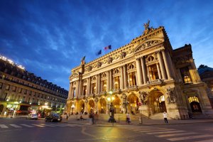 Opera. Sus pasadizos y escaleras de mármol nos transportan al centro de novela gótica del francés Gastón Leroux