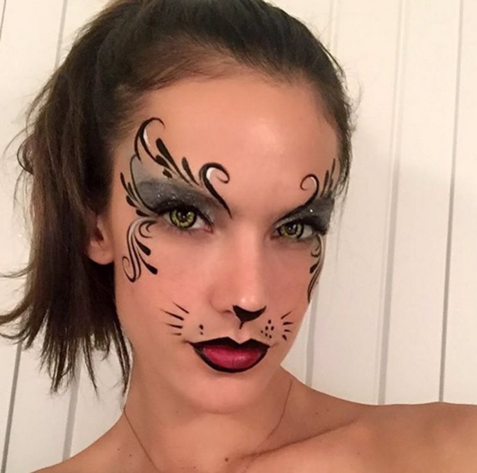 Alessandra Ambrosio disfrazada de gatita salvaje