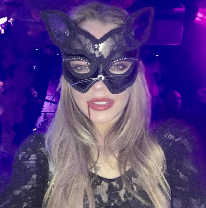 Lindsay Lohan disfrazada de gatita sangrienta.