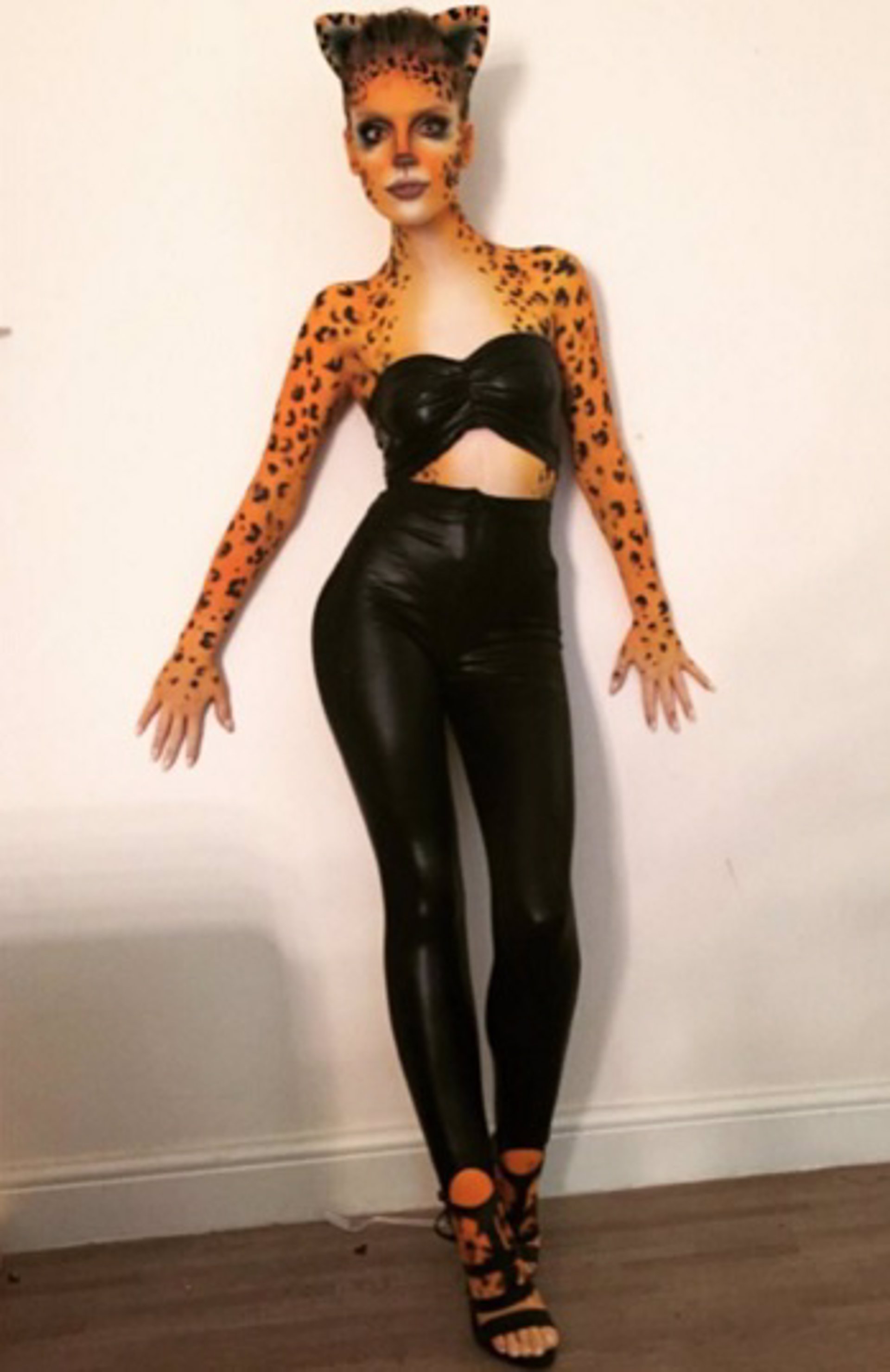 Perrie Edwards, componente del grupo musical Little Mix disfrazada de leopardo