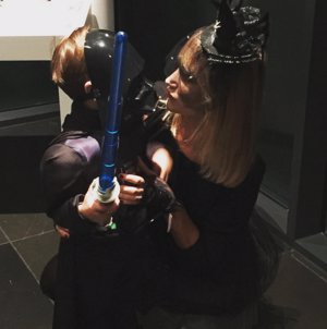 Alba Carrillo con su hijo Lucas vestido de Darth Vader