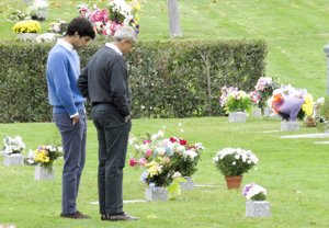 Fernando Romero e hijo visitando a Mariam Suárez en el cementerio