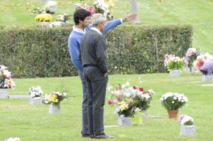 Fernando Romero e hijo visitando a Mariam Suárez en el cementerio