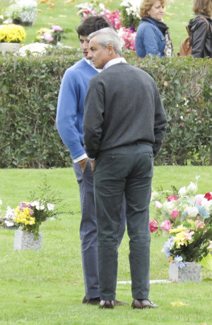 Fernando Romero e hijo visitando a Mariam Suárez en el cementerio