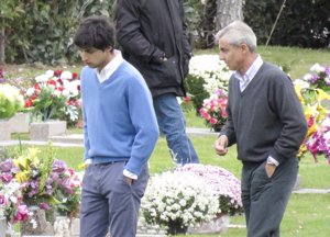 Fernando Romero e hijo visitando a Mariam Suárez en el cementerio