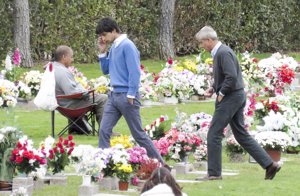 Fernando Romero e hijo visitando a Mariam Suárez en el cementerio