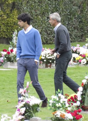 Fernando Romero e hijo visitando a Mariam Suárez en el cementerio