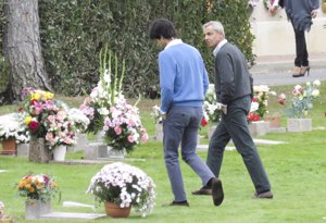 Fernando Romero e hijo visitando a Mariam Suárez en el cementerio