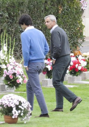 Fernando Romero e hijo visitando a Mariam Suárez en el cementerio
