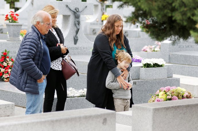 CARI LAPIQUE, VISIBLEMENTE SERIA, VISITA EN EL CEMENTERIO A SU MADRE EN COMPAÑÍA DE CARITINA Y SU HIJO