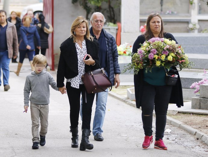 CARI LAPIQUE, VISIBLEMENTE SERIA, VISITA EN EL CEMENTERIO A SU MADRE EN COMPAÑÍA DE CARITINA Y SU HIJO