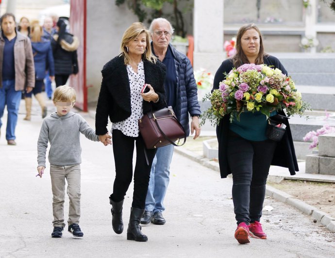 CARI LAPIQUE, VISIBLEMENTE SERIA, VISITA EN EL CEMENTERIO A SU MADRE EN COMPAÑÍA DE CARITINA Y SU HIJO