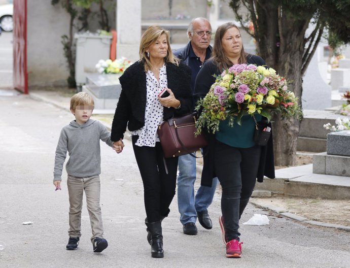 CARI LAPIQUE, VISIBLEMENTE SERIA, VISITA EN EL CEMENTERIO A SU MADRE EN COMPAÑÍA DE CARITINA Y SU HIJO