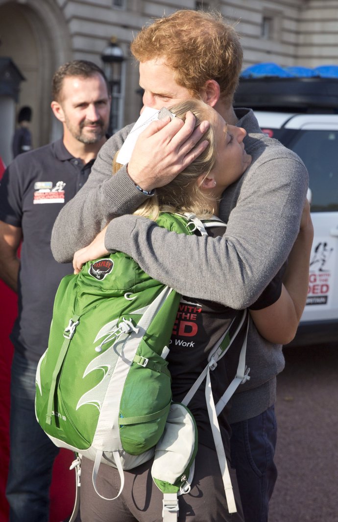 El príncipe Harry muy emocionado abraza a Kristie Ennis