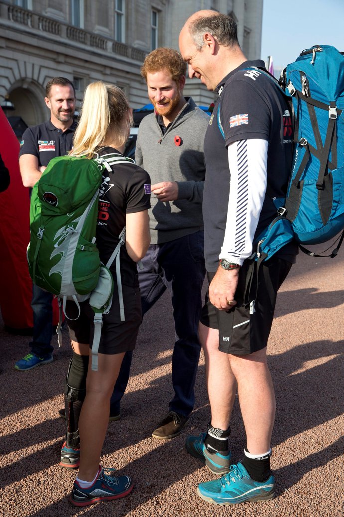 El príncipe Harry, un mar de lágrimas por una soldado