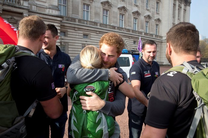 El príncipe Harry, un mar de lágrimas por una soldado