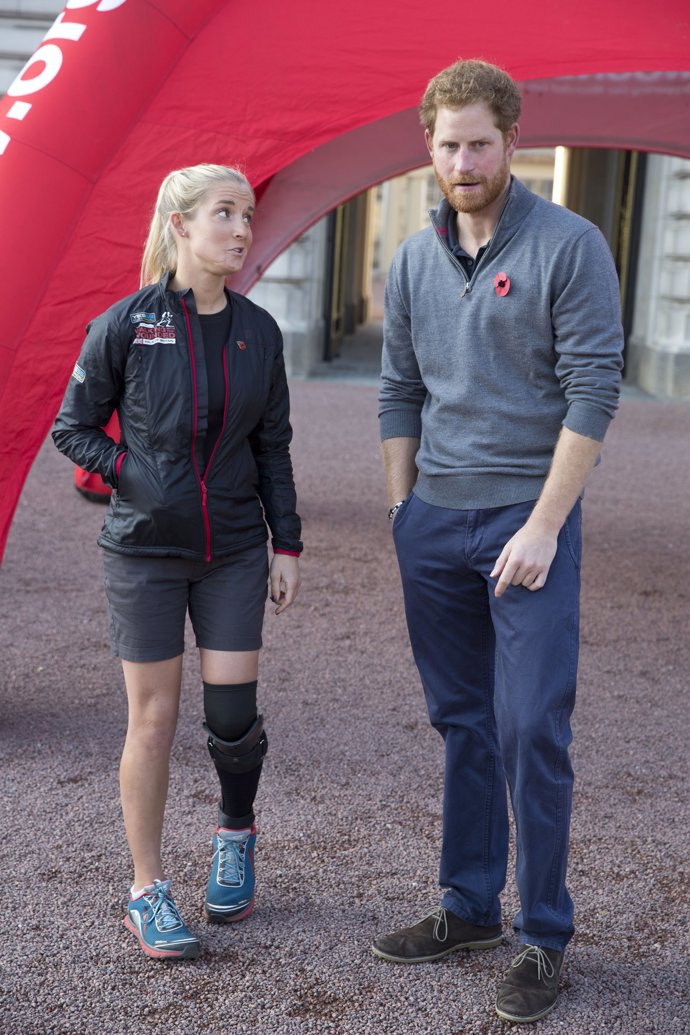 El príncipe Harry, un mar de lágrimas por una soldado