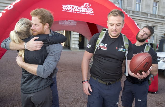 El príncipe Harry, un mar de lágrimas por una soldado