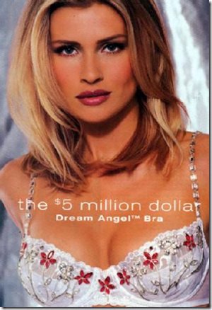 1998. Daniela Pestova con el Dream Angel Fantasy Bra de 5 millones de dólares.