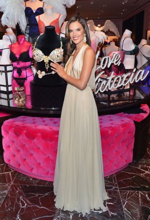 2012. Alessandra Ambrosio con el Floral Fantasy Bra de 2,5 millones de dólares.