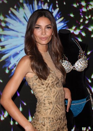 2015. Lily Aldridge con Fireworks Fantasy Bra de 2 millones de dólares.