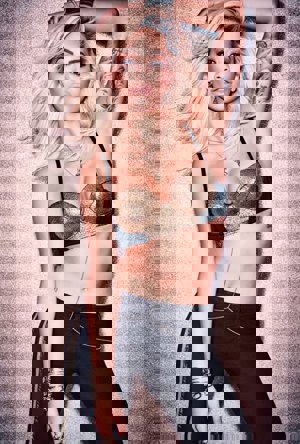 Rita Ora de lo más explosiva para Tezenis