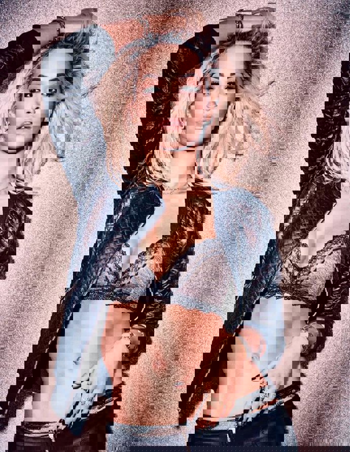 Rita Ora de lo más explosiva para Tezenis