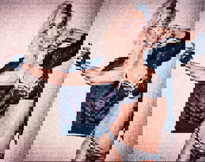 Rita Ora de lo más explosiva para Tezenis