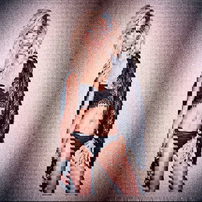 Rita Ora de lo más explosiva para Tezenis