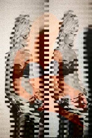 Rita Ora de lo más explosiva para Tezenis