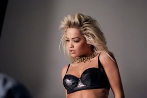 Rita Ora de lo más explosiva para Tezenis