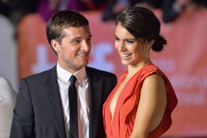 ¿Cómo mantienen la llama del amor Josh Hutcherson y Claudia Traisac?