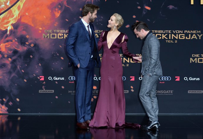 Sinsajo Parte 2 en Berlín: Jennifer Lawrence fiel a Dior en borgoña