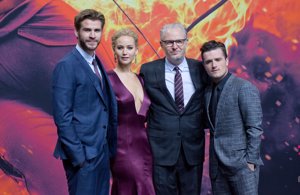 Sinsajo Parte 2 en Berlín: Jennifer Lawrence fiel a Dior en borgoña