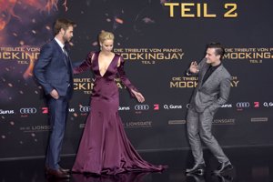 Sinsajo Parte 2 en Berlín: Jennifer Lawrence fiel a Dior en borgoña