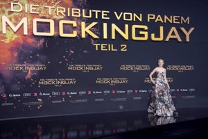 Sinsajo Parte 2 en Berlín: Jennifer Lawrence fiel a Dior en borgoña