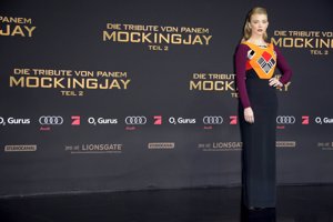 Sinsajo Parte 2 en Berlín: Jennifer Lawrence fiel a Dior en borgoña