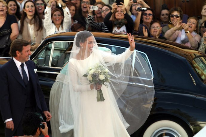 Eva González llegando a su boda
